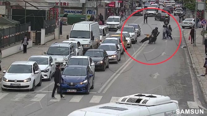 Ticari Aracın Çarptığı Bisiklet Sürücüsü Havada Taklalar Attı