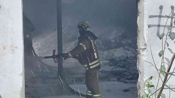 Avcılar’da Geri Dönüşüm Deposunda Korkutan Yangın