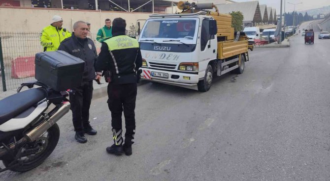 Plakayı Siyah Bantla Değiştiren Sürücü Trafik Polisinden Kaçamadı