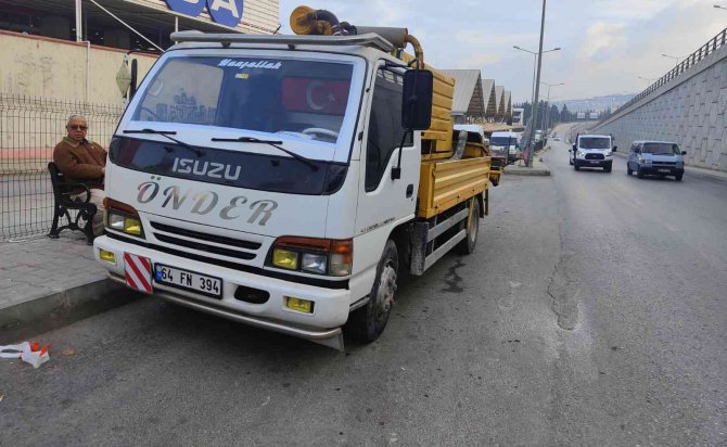 Plakayı Siyah Bantla Değiştiren Sürücü Trafik Polisinden Kaçamadı
