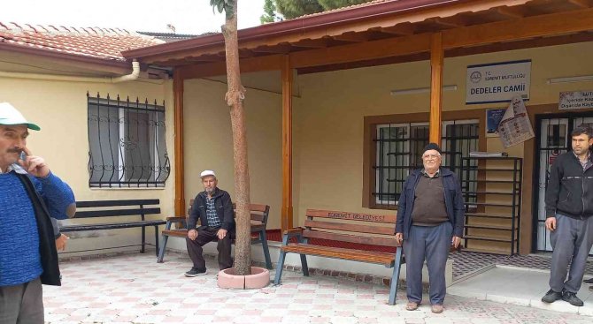 Edremit’te Cemaatten Caminin Kapalı Olmasına Tepki