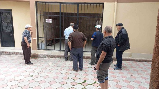 Edremit’te Cemaatten Caminin Kapalı Olmasına Tepki