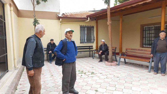 Edremit’te Cemaatten Caminin Kapalı Olmasına Tepki