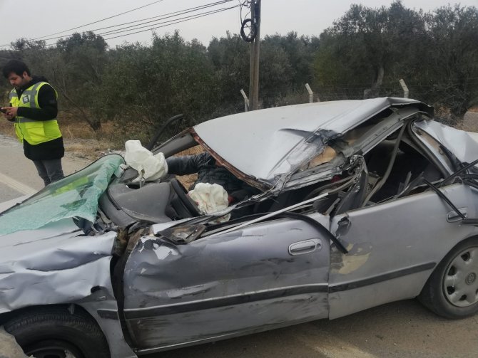 Takla Atan Otomobilde Sıkışan 2 Kişiyi İtfaiye Kurtardı