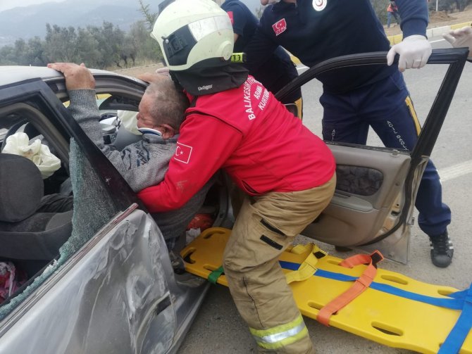Takla Atan Otomobilde Sıkışan 2 Kişiyi İtfaiye Kurtardı