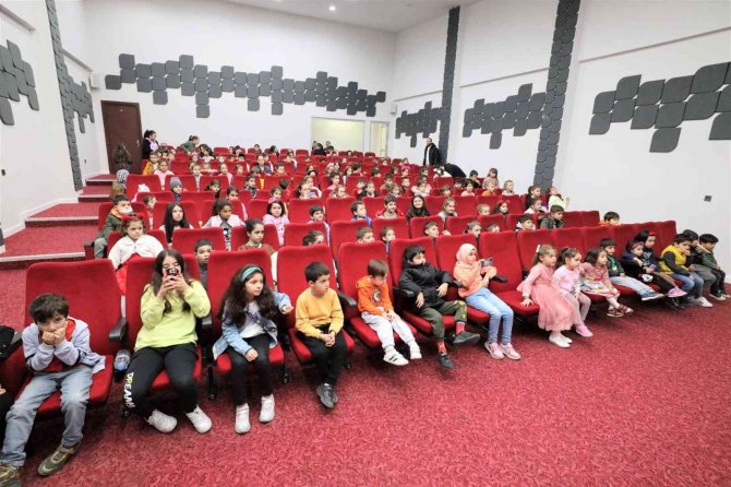 Çocuklar "Fıstık İle Celil" Oyununu Çok Beğendi