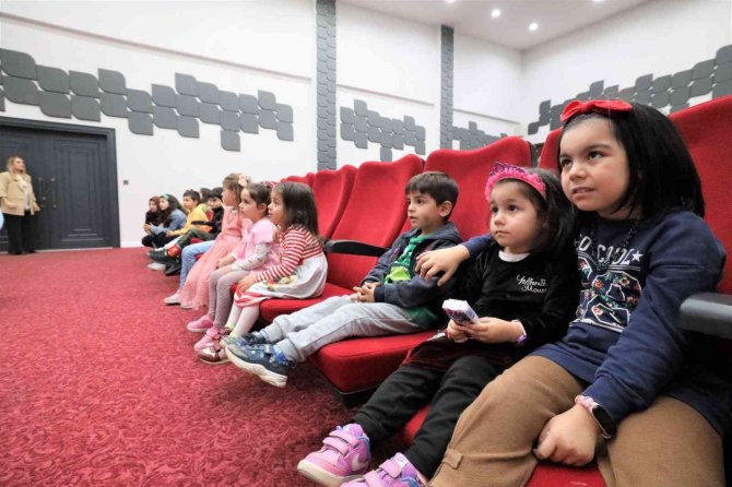 Çocuklar "Fıstık İle Celil" Oyununu Çok Beğendi