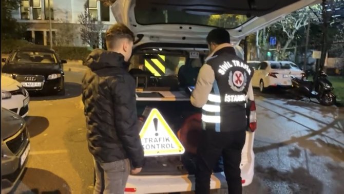 İ̇stanbul’da Yol Kapatıp Oynayan Magandalar Kamerada: Polis Ceza Yağdırdı