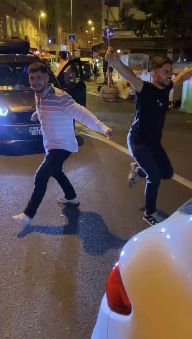 İ̇stanbul’da Yol Kapatıp Oynayan Magandalar Kamerada: Polis Ceza Yağdırdı