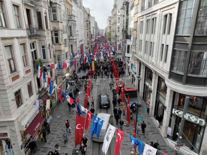 Terör Saldırısından Günler Sonra Bin 200 Adet Türk Bayrağıyla Donatılan İ̇stiklal Caddesi Havadan Görüntülendi