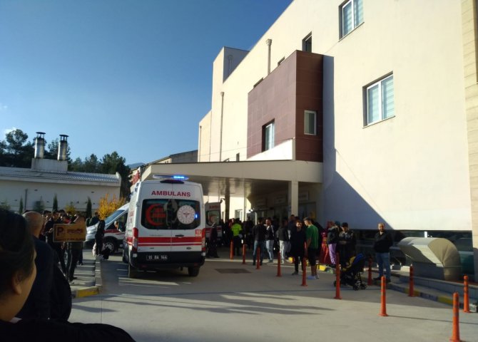 Otomobilin Çarptığı Motosikletteki 2 Genç Ağır Yaralandı
