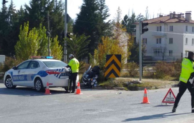 Otomobilin Çarptığı Motosikletteki 2 Genç Ağır Yaralandı