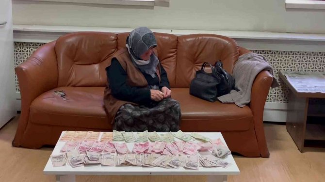 Dilenci Kadının Üzerinden 913 Tl Çıktı