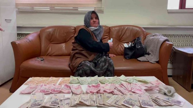 Dilenci Kadının Üzerinden 913 Tl Çıktı