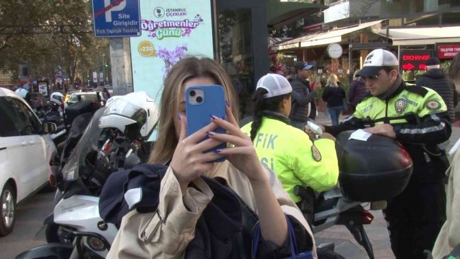 Kadıköy’de Scooter Denetimde Ceza Yedi, Telefonunu Çıkarıp Basın Mensuplarını Çekti