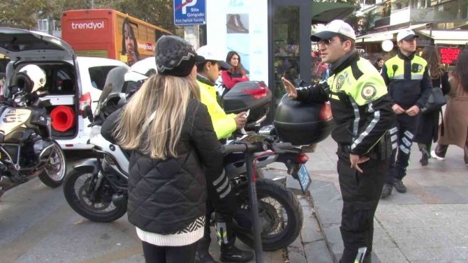 Kadıköy’de Scooter Denetimde Ceza Yedi, Telefonunu Çıkarıp Basın Mensuplarını Çekti