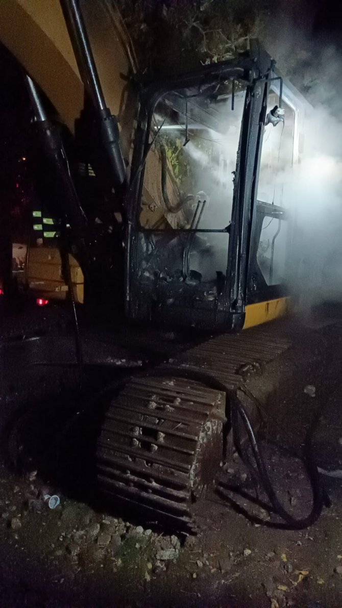 Silvan’da Kimliği Belirsiz Kişi Veya Kişiler İş Makinesi Yaktı