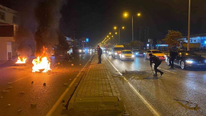 Elektrik Sayaçlarının Direklere Çıkartılmasına Tepki İçin Lastik Yaktılar, Yolu Trafiğe Kapattılar