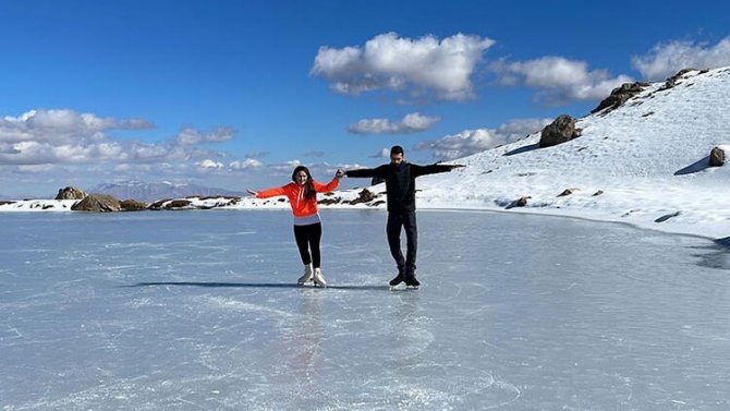 Donan Gölde Buz Pateni Keyfi