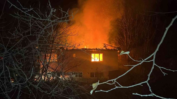 İ̇ki Katlı Ev Alev Alev Yandı, Arı Kovanlarına Alevlerin Sıçramasını İtfaiye Engelledi