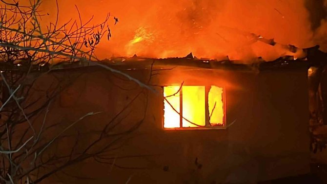 İ̇ki Katlı Ev Alev Alev Yandı, Arı Kovanlarına Alevlerin Sıçramasını İtfaiye Engelledi