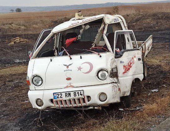 Yolcu Minibüsü İle Kamyonet Çarpıştı: 8 Yaralı