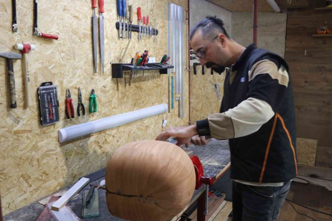 Hem Çalıyor, Hem Üretiyor