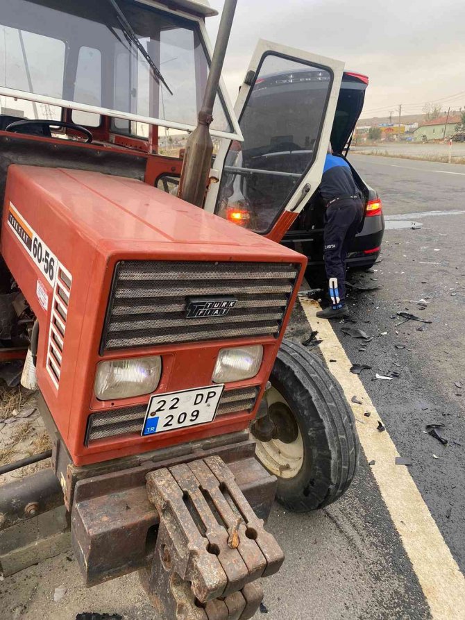 Enez Belediye Başkanının Makam Aracıyla Çarpışan Traktörün Sürücüsü Ağır Yaralandı