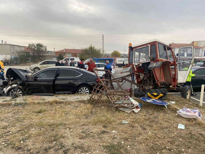 Enez Belediye Başkanının Makam Aracıyla Çarpışan Traktörün Sürücüsü Ağır Yaralandı