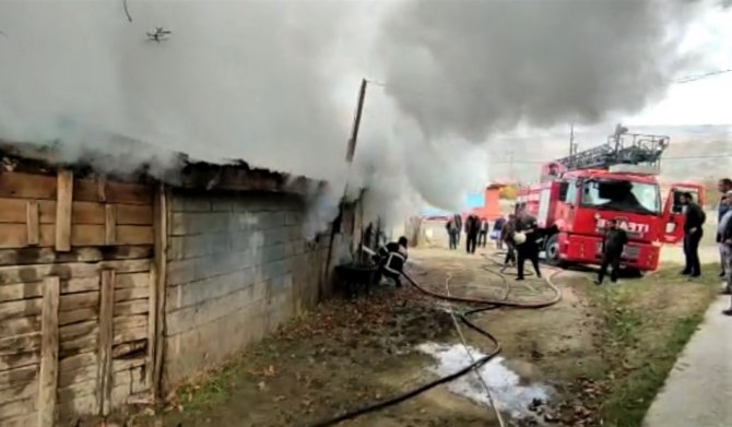 Odunlukta Çıkan Yangın İtfaiye Ekiplerince Söndürüldü
