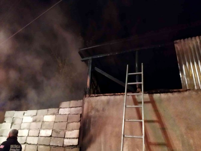 Erzincan’da Çatıda Çıkan Yangın Büyümeden Söndürüldü