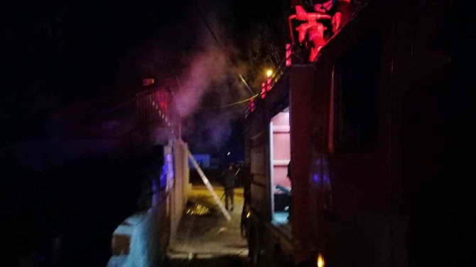 Erzincan’da Çatıda Çıkan Yangın Büyümeden Söndürüldü