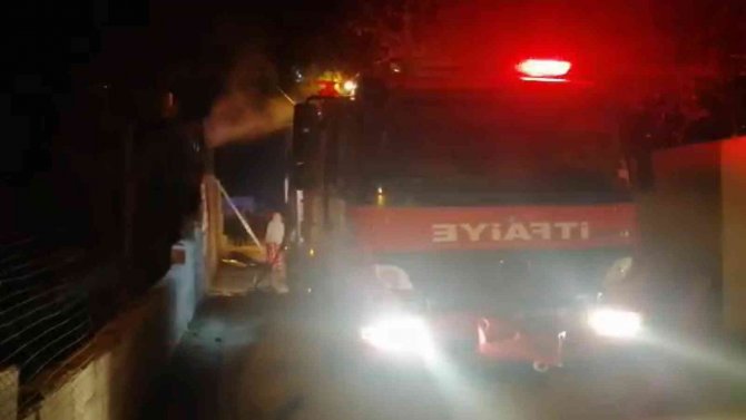 Erzincan’da Çatıda Çıkan Yangın Büyümeden Söndürüldü