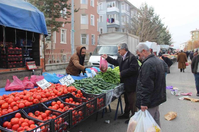 Erzurumlu Vatandaşlar Halk Pazarlarında Yoğunluk Oluşturuyor