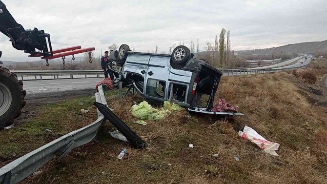 Bariyerlere Çarpıp Devrildi: 3 Yaralı