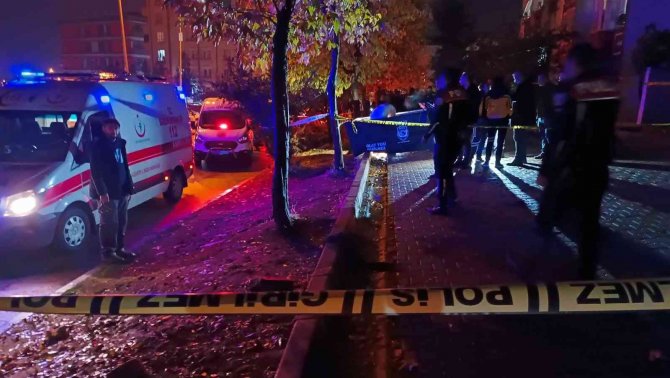 Emekli Polis Eşini Sokak Ortasında Öldürdü