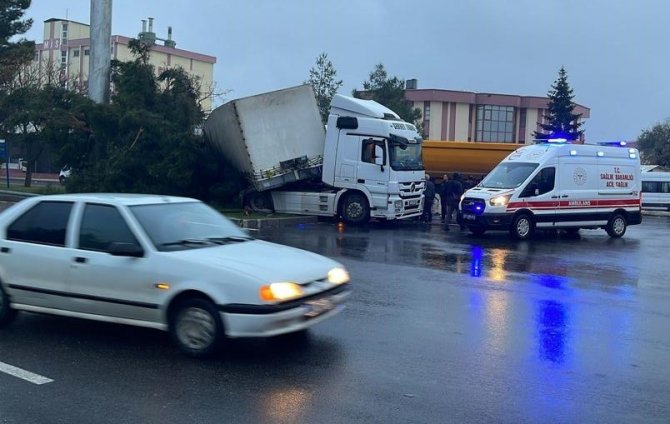 Gaziantep’te Kamyon İle Tır Çarpıştı: 1 Yaralı