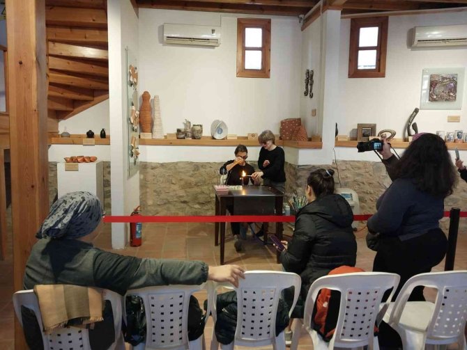 Cam Boncuk Yapımının İnceliklerini Öğrendiler