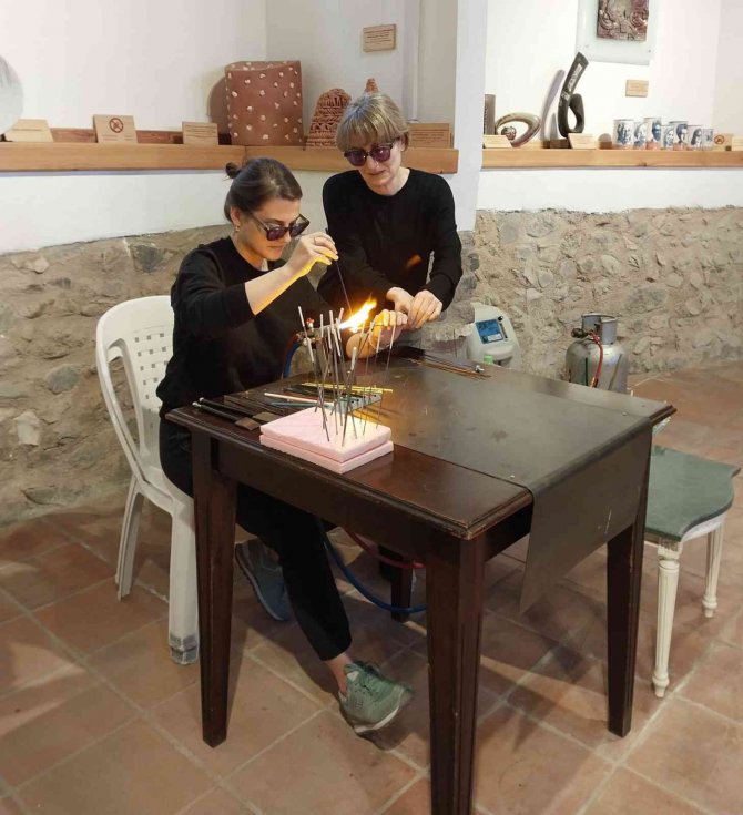 Cam Boncuk Yapımının İnceliklerini Öğrendiler