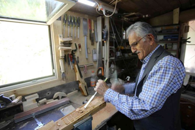 Hem Okuyor, Hem Yazıyor, Hem Yapıyor, Hem Çalıyor