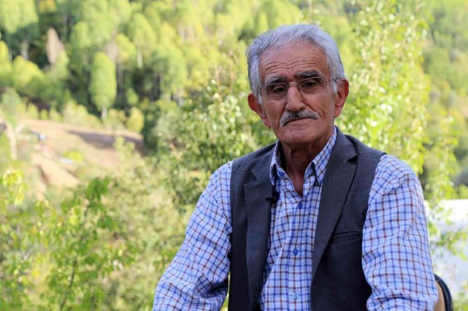 Hem Okuyor, Hem Yazıyor, Hem Yapıyor, Hem Çalıyor