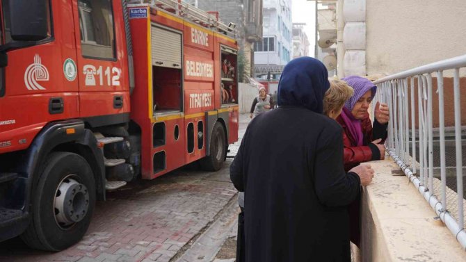 Yangında Can Pazarı: Mahsur Kalan Kadını Kapıyı Kırıp Kurtardılar