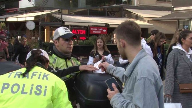 Kadıköy’de Scooter Denetimde Ceza Yedi, Telefonunu Çıkarıp Basın Mensuplarını Çekti