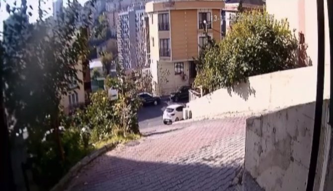 İ̇stanbul’da Akıl Almaz Kaza Kamerada: Araç 25 Metreden Aşağıya Uçtu