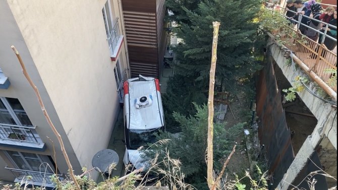 İ̇stanbul’da Akıl Almaz Kaza Kamerada: Araç 25 Metreden Aşağıya Uçtu