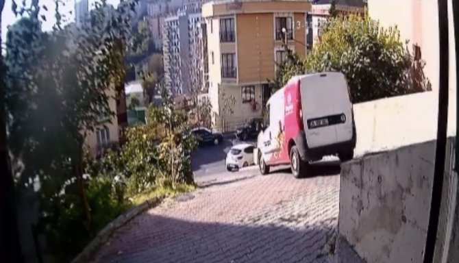 İ̇stanbul’da Akıl Almaz Kaza Kamerada: Araç 25 Metreden Aşağıya Uçtu