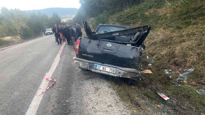 Yoldan Çıkan Pikap Şarampole Devrildi: 1 Ölü, 1 Yaralı
