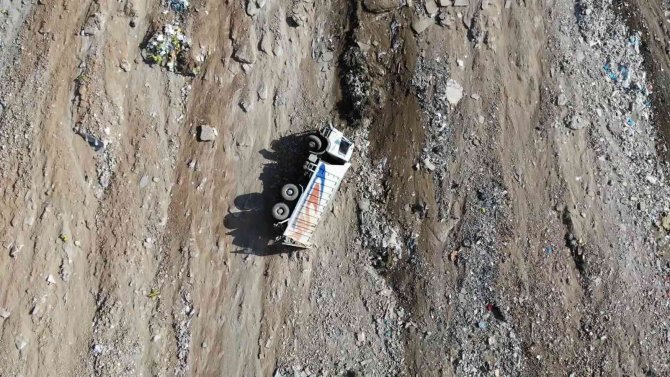 Molozları Boşaltırken Uçuruma Yuvarlanan Kamyonun Sürücüsü Ölümden Döndü