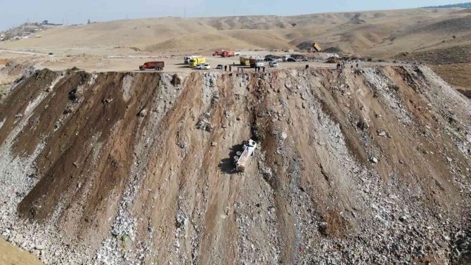 Molozları Boşaltırken Uçuruma Yuvarlanan Kamyonun Sürücüsü Ölümden Döndü