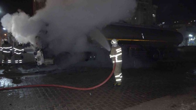 Park Halindeki Tanker Alev Alev Yandı